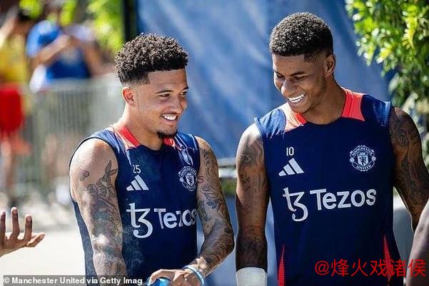 曼联允许5名弃将归队训练,需避开阿莫林及队员。 曼联允许5名弃将归队训练,需避开阿莫林及队员。