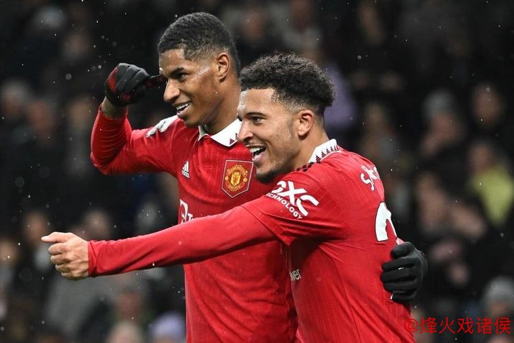 曼联允许5名弃将归队训练,需避开阿莫林及队员。 曼联允许5名弃将归队训练,需避开阿莫林及队员。